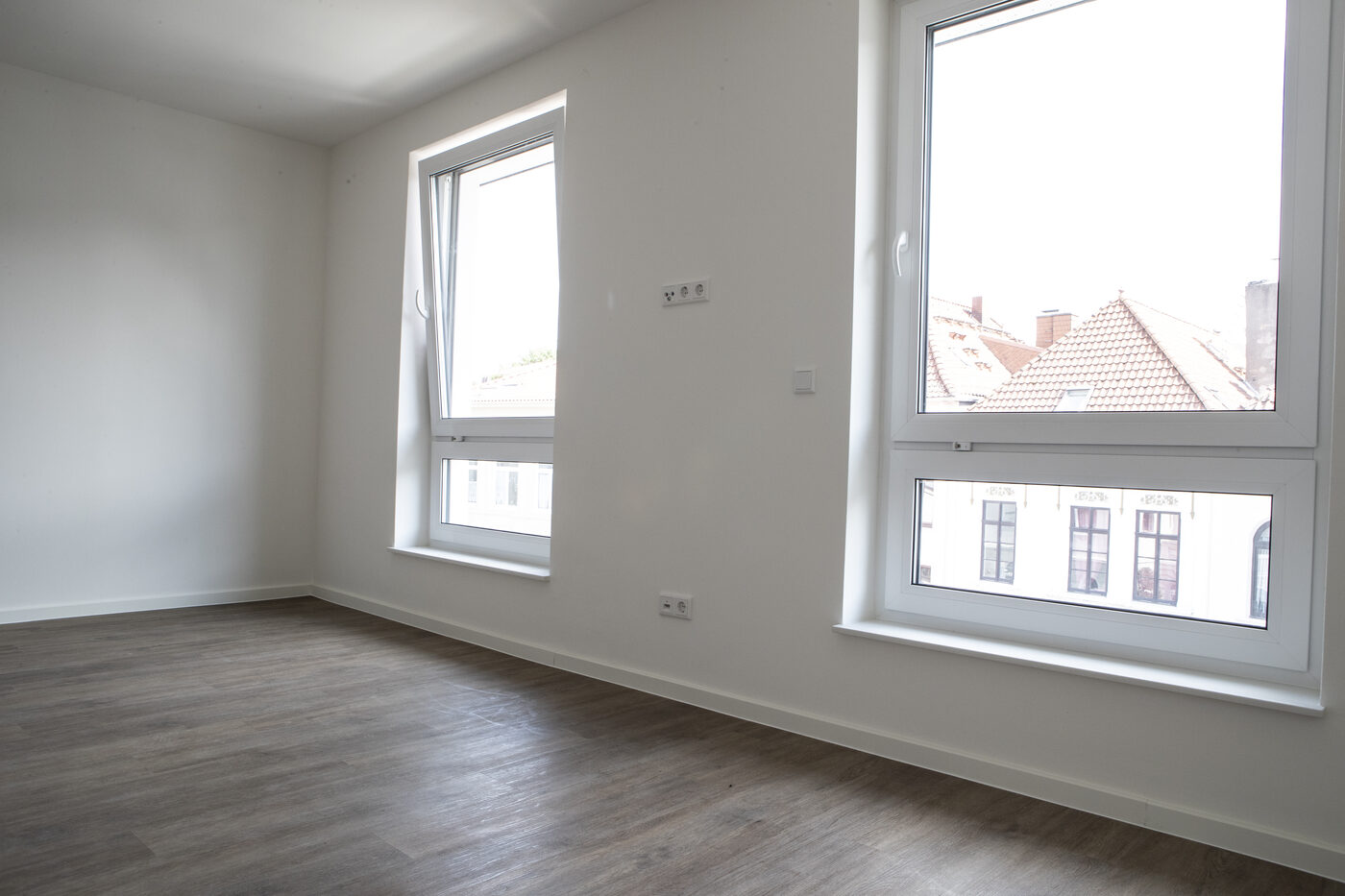 Helles Appartement mit Eckfenster und Vinylboden