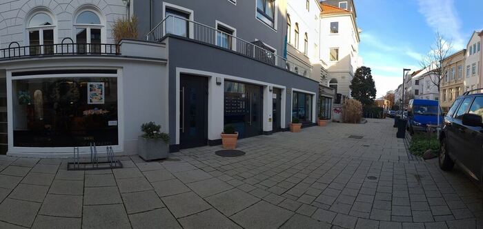 Straßenansicht mit Altbauten und Vorplatz
