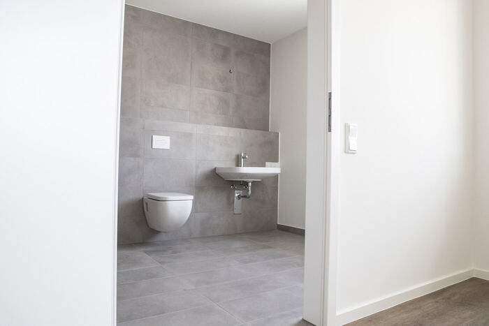 Barrierefreies Bad mit bodengleicher Dusche und unterfahrbarem Waschbecken